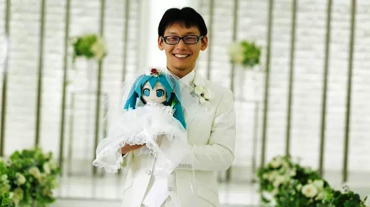 Homem que se casou com boneca no Japão fica viúvo após ‘morte’ de IA