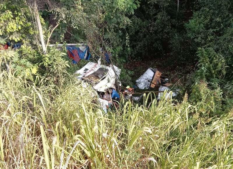 Grave acidente entre carro e carreta deixa 2 pessoas mortas na BR-101