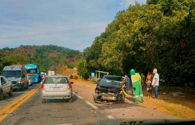 Grave acidente entre carro e carreta deixa 2 pessoas mortas na BR-101