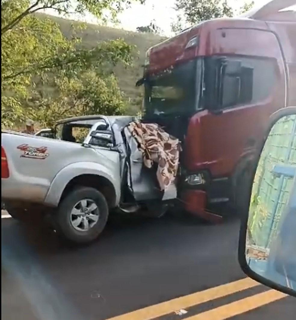 Duas pessoas morrem em acidente entre caminhonete e carreta na BR-262, no ES