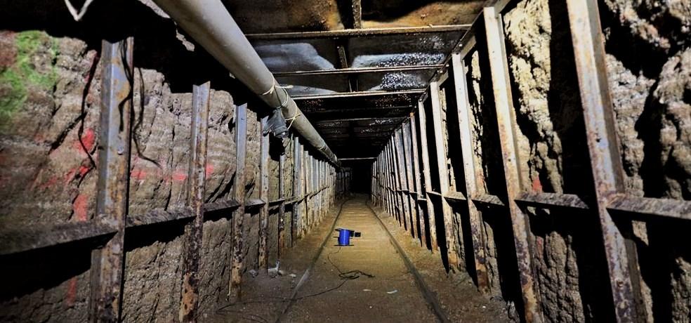 Túnel de traficantes com mais de 18 metros de profundidade, sistema de trilhos, eletricidade e ventilação é descoberto entre EUA e México