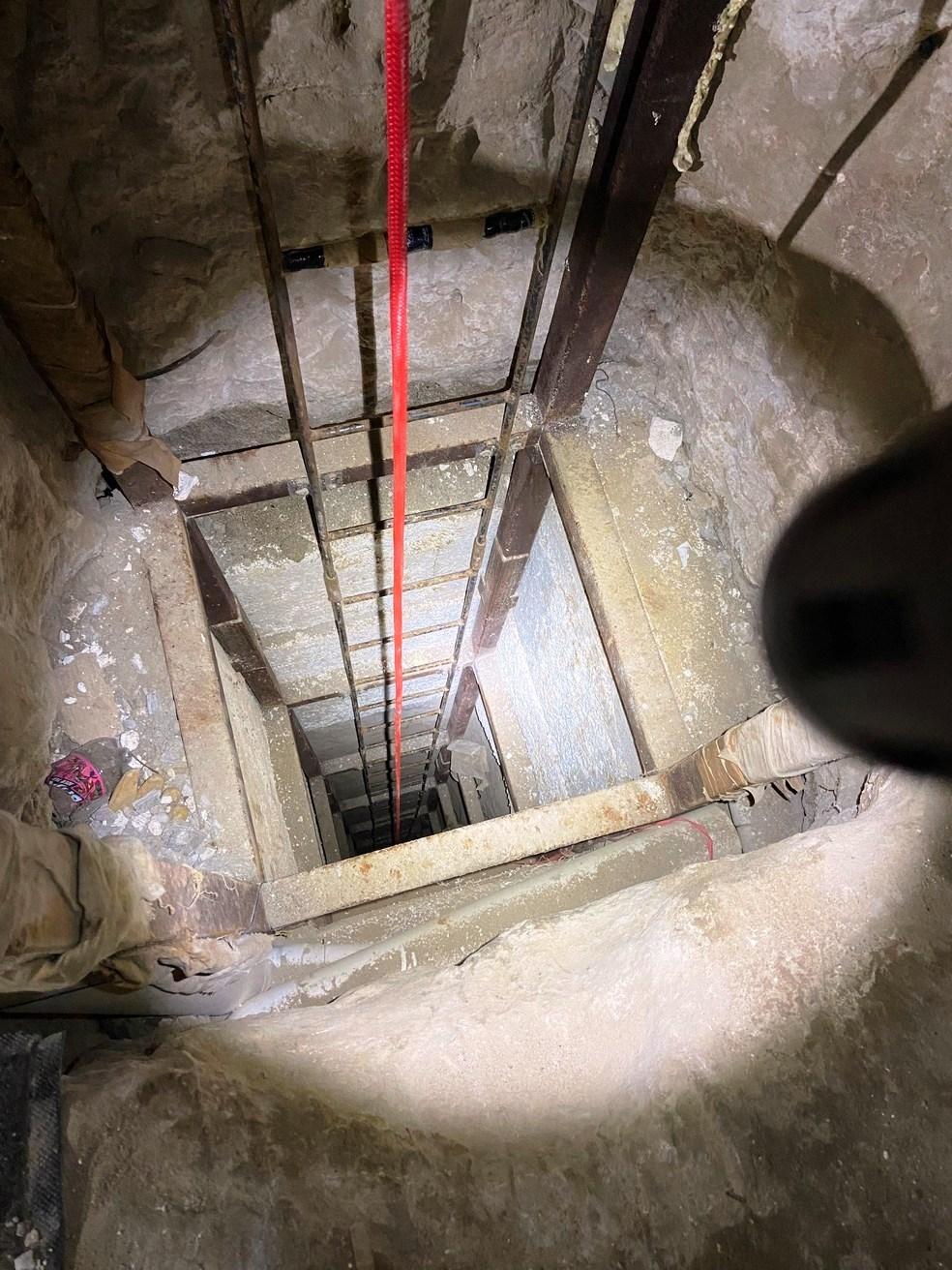 Túnel de traficantes com mais de 18 metros de profundidade, sistema de trilhos, eletricidade e ventilação é descoberto entre EUA e México