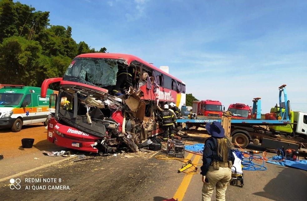 Acidente grave entre ônibus e carreta na BR-163 deixa 11 mortos 