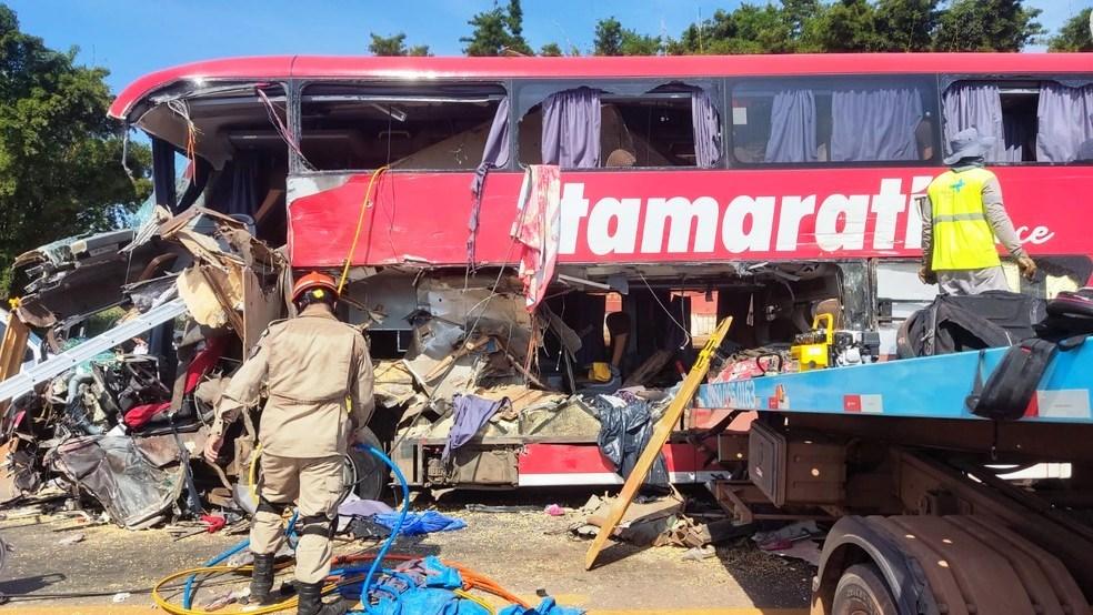 Acidente grave entre ônibus e carreta na BR-163 deixa 11 mortos 