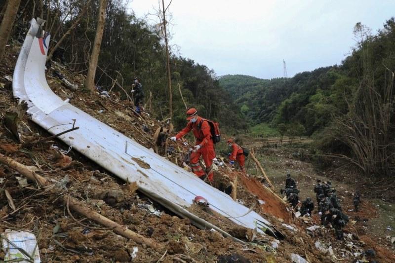 Avião na China foi derrubado por alguém na cabine que deu comando para mergulho, indica investigação
