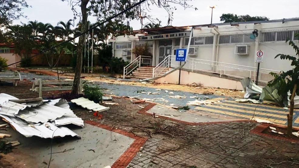 Temporal destrói telhado de Fórum no interior do ES