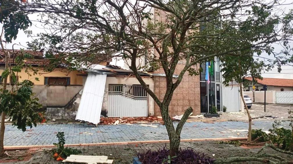 Temporal destrói telhado de Fórum no interior do ES