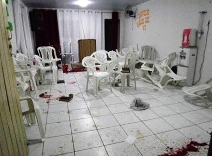 Pastor briga com uma mulher dentro da igreja durante culto