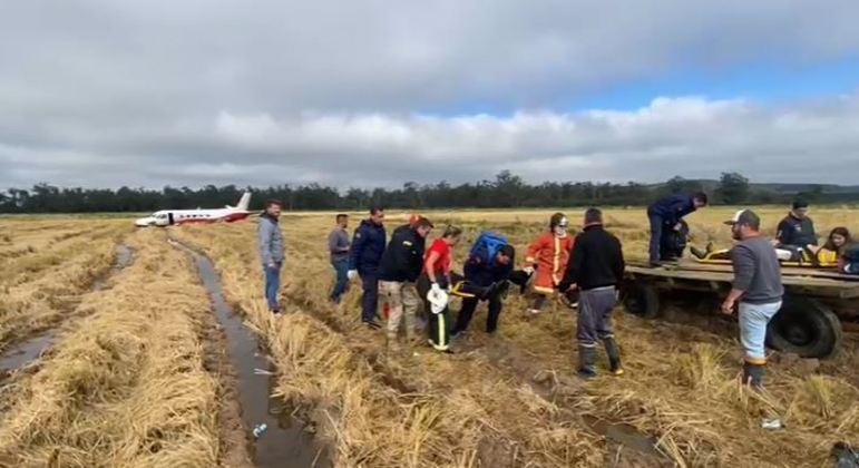 Avião faz pouso de emergência em lavoura do RS e deixa feridos
