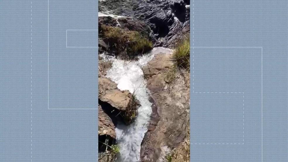 Água de nascente congela no Parque Nacional do Caparaó, no ES