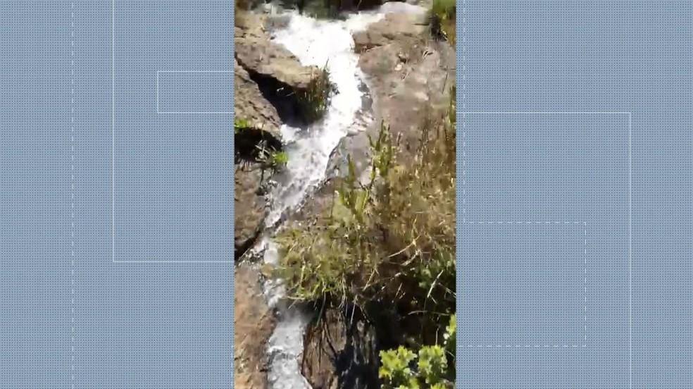 Água de nascente congela no Parque Nacional do Caparaó, no ES