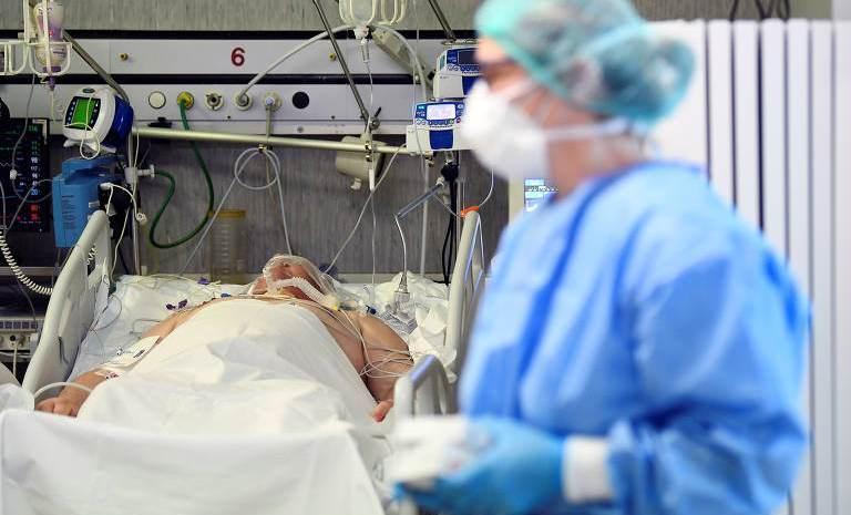 Internações e casos de covid voltam a subir e geram alerta de 4ª onda
