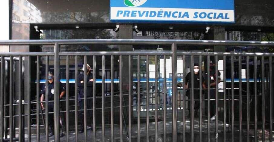 Greve de peritos do INSS leva fila a mais de 1 milhão de pessoas