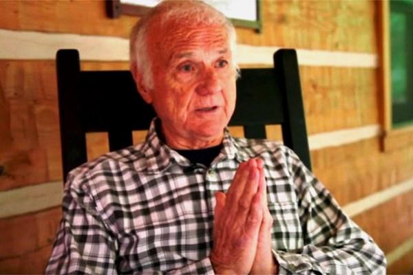Aos 83 anos, ex-padre se descobre gay, vira astro pornô e ministra ‘intimidade sagrada’