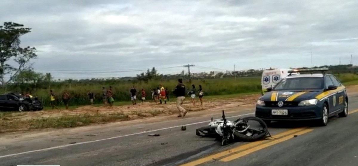 Motociclista morre após bater de frente com carro na BR-101, em São Mateus, ES