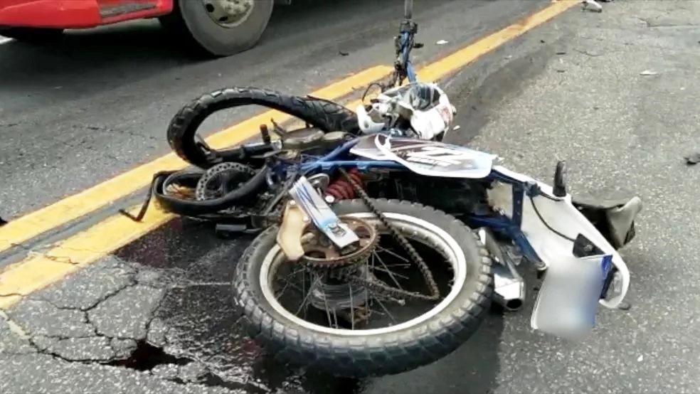 Motociclista morre após bater de frente com carro na BR-101, em São Mateus, ES