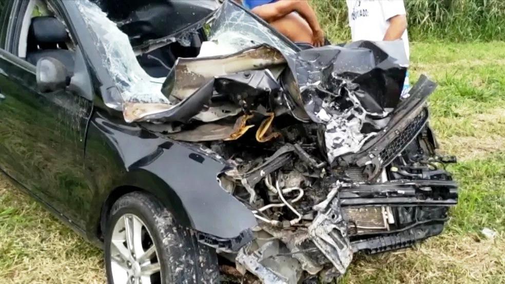 Motociclista morre após bater de frente com carro na BR-101, em São Mateus, ES