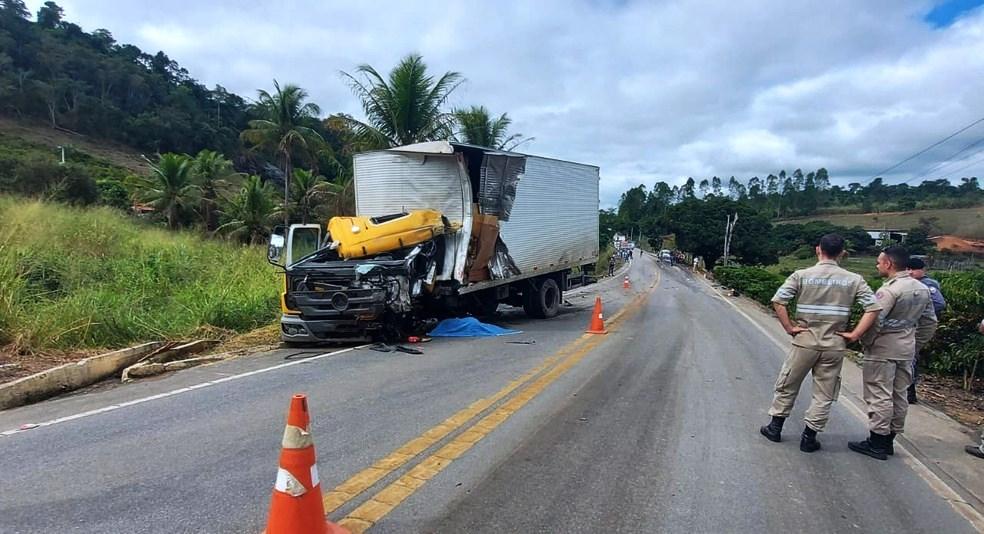 Motorista de caminhão morre em acidente com carreta e carro de prefeitura na ES-080, em Águia Branca, ES