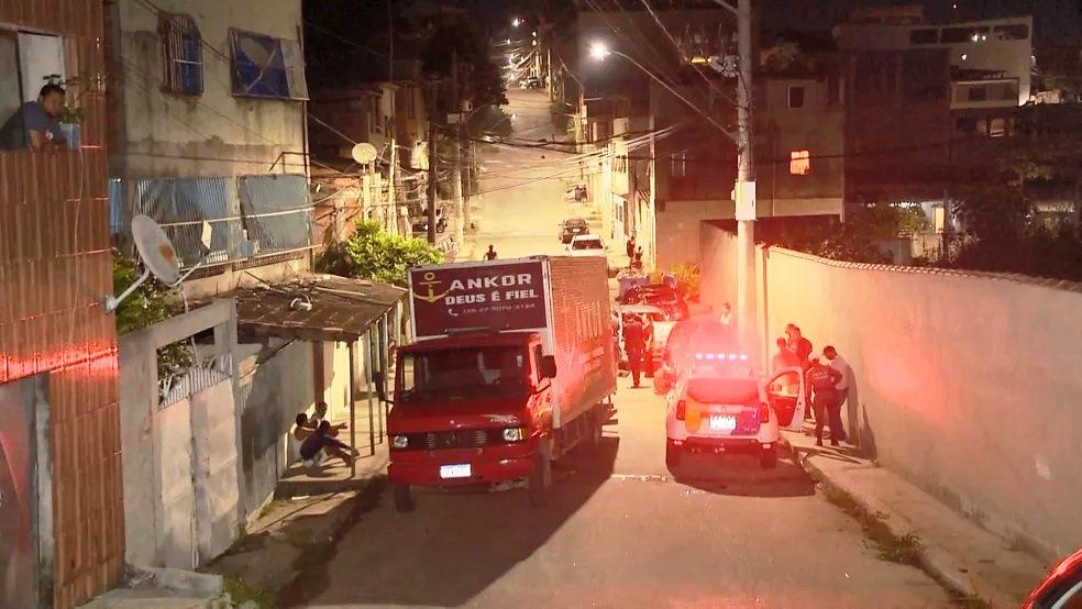 Caminhão desgovernado desce ladeira e atinge três carros na Serra, ES