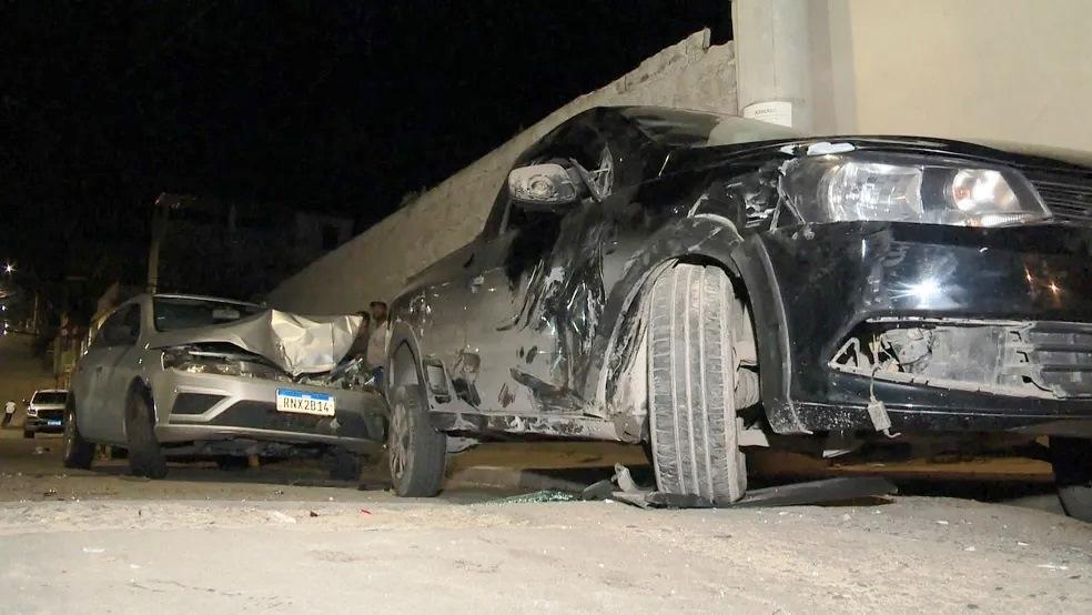 Caminhão desgovernado desce ladeira e atinge três carros na Serra, ES