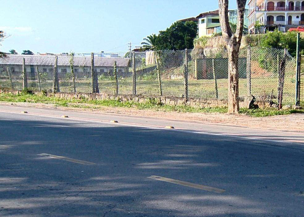 Homem tem crise de pânico, foge de pronto-socorro com eletrodos pelo corpo e é encontrado morto