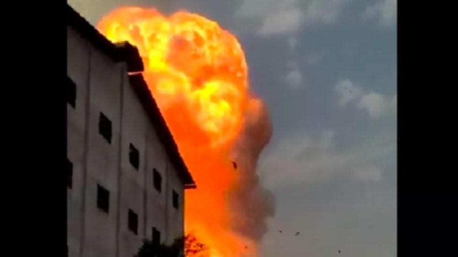 Fábrica pega fogo e explode, na Índia; 7 são hospitalizados