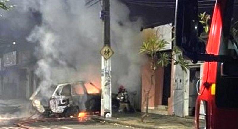 Motorista cochila com o pé no acelerador e carro pega fogo