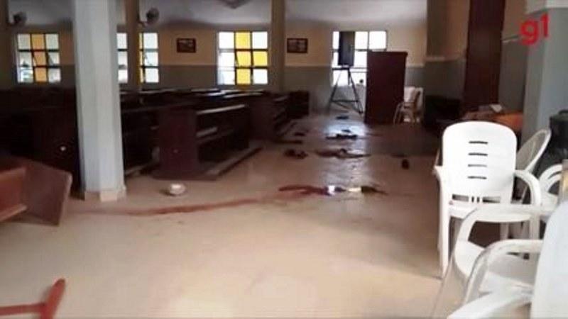 Homens armados matam 50 pessoas durante missa matinal em igreja católica