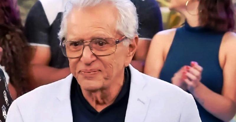 Carlos Alberto cai de joelhos e desaba após demissão ser anunciada no SBT