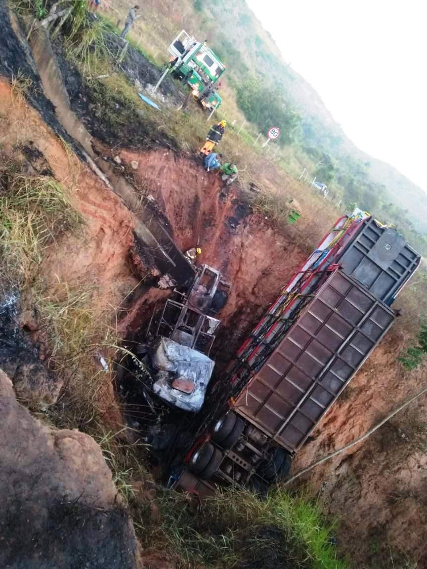 Duas pessoas morrem carbonizadas em acidente, em MG, com 