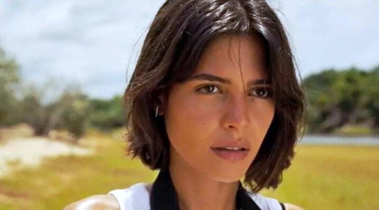 Julia Dalavia, a Guta de 'Pantanal', é mordida na bunda por um jacaré
