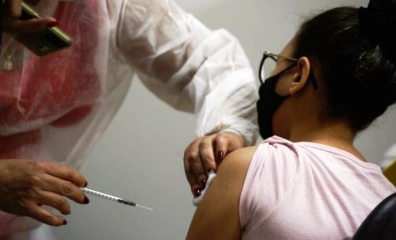 Brasil registra 143 mortes por Covid-19 em 24 horas, e média móvel está em 123