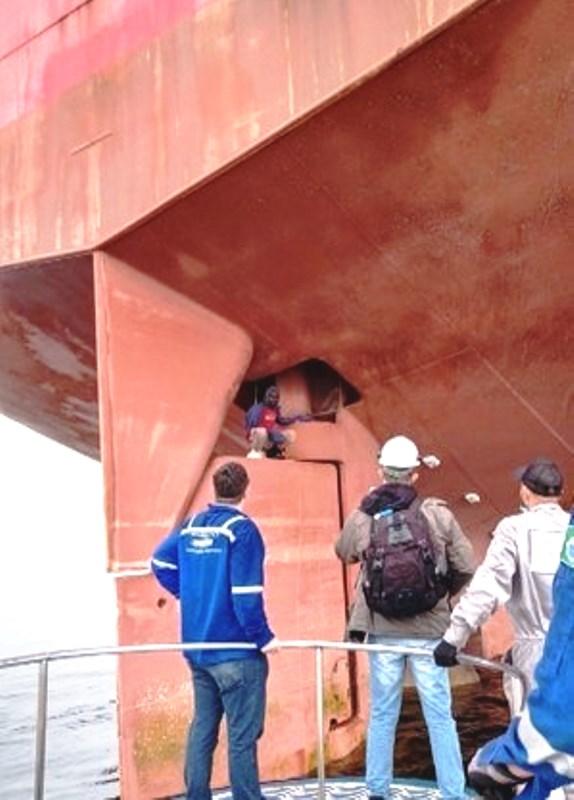 Homem chega ao Rio após viajar 20 dias escondido no leme de navio