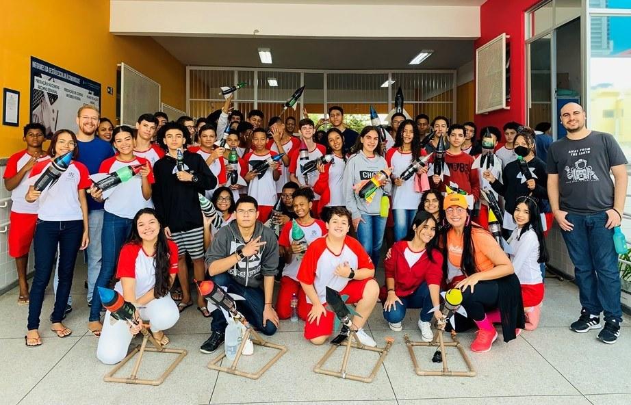 Alunos de São Mateus constroem protótipos de foguetes com materiais recicláveis