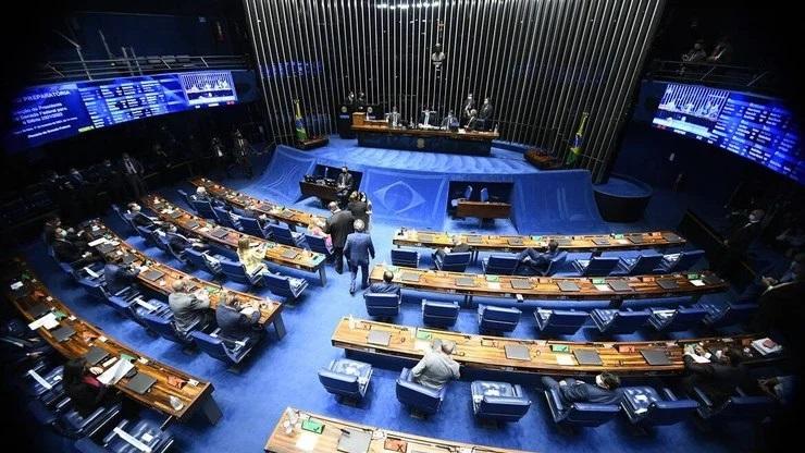 Senado aprova projeto que cria teto de 17% no ICMS dos combustíveis