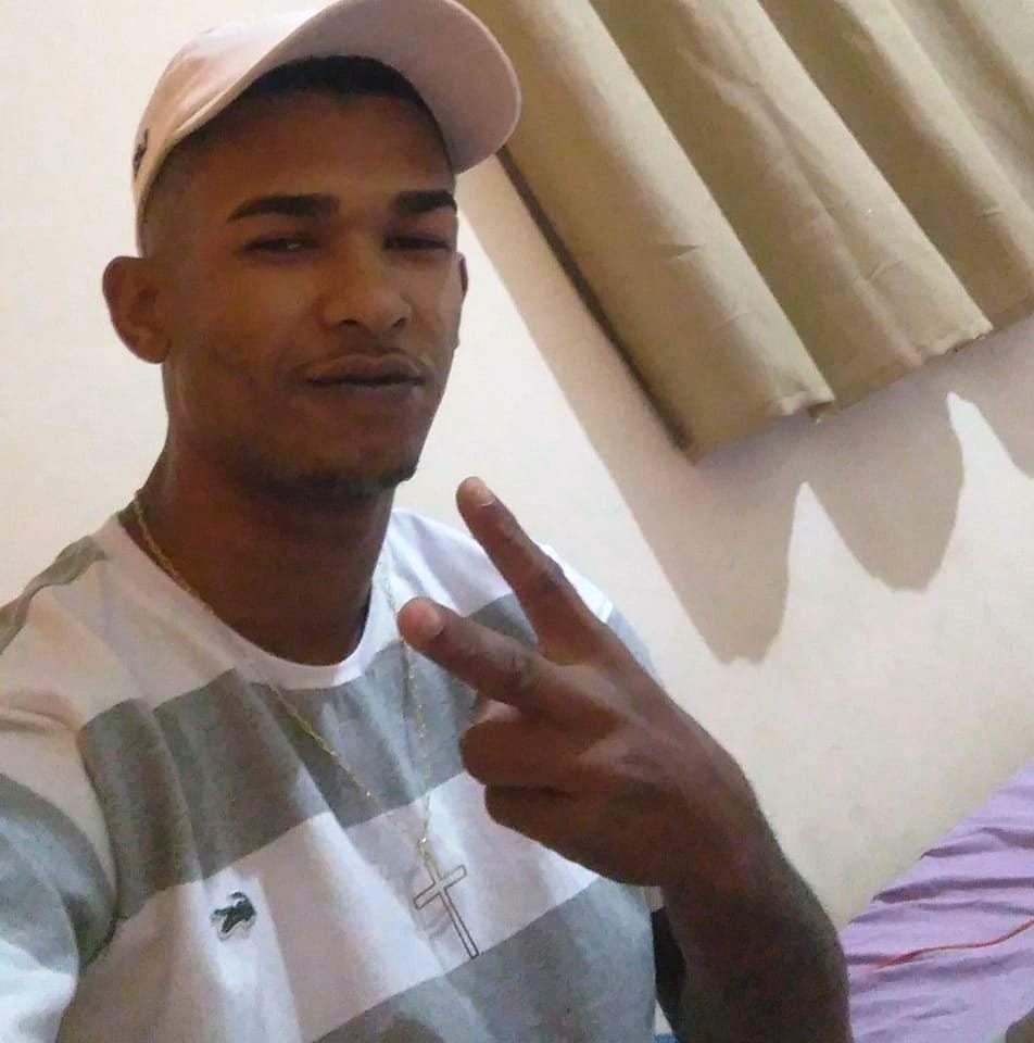 Partes de corpo esquartejado são encontradas em rio; família recebeu vídeo de jovem