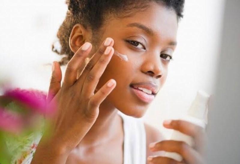 Conheça os 6 passos de skincare para cuidar da pele durante o frio
