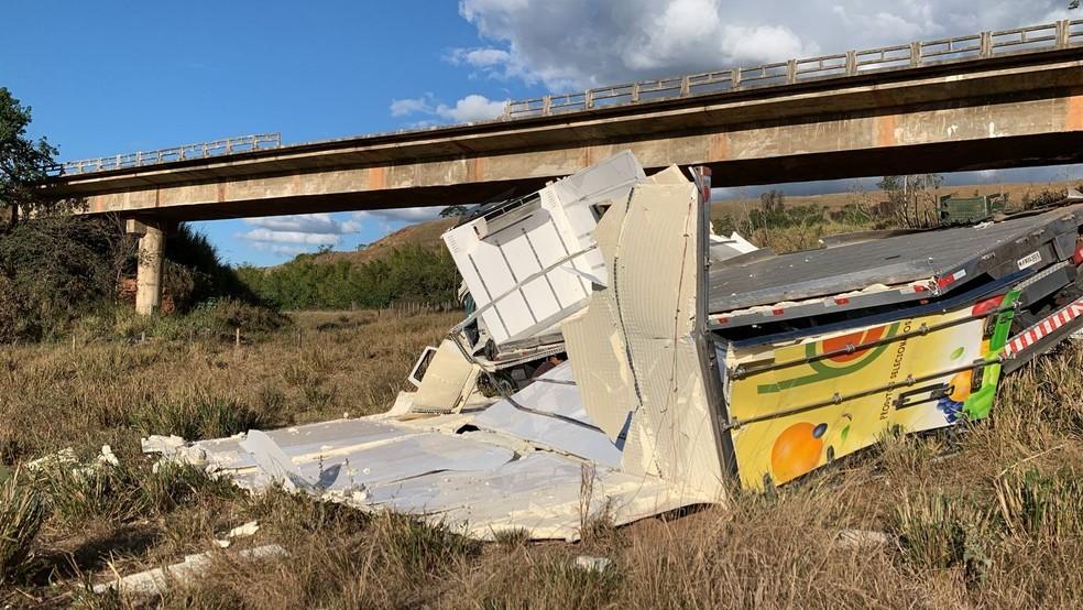 Caminhão fica destruído após cair de ponte e tombar às margens da BR-259, no ES