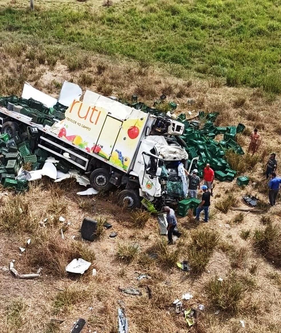 Caminhão fica destruído após cair de ponte e tombar às margens da BR-259, no ES