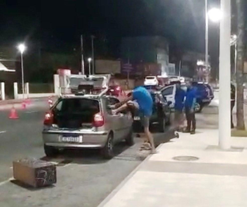Homem destrói o próprio carro após ser abordado em blitz de trânsito na Bahia