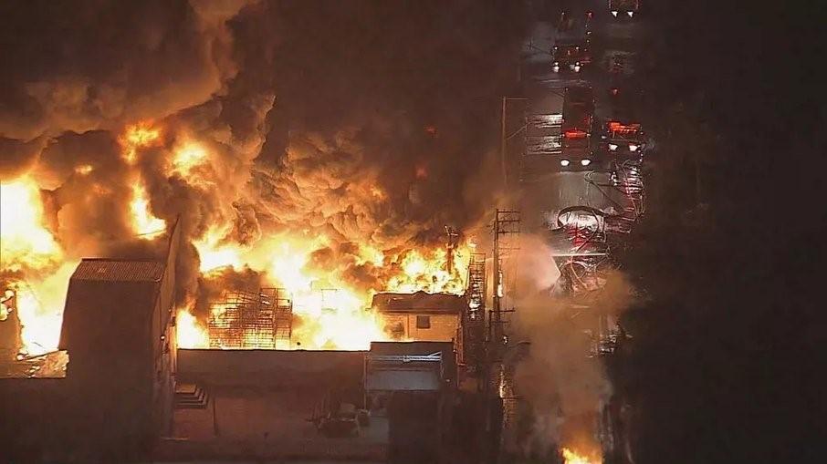 Incêndio de grandes proporções atinge galpão de reciclagem