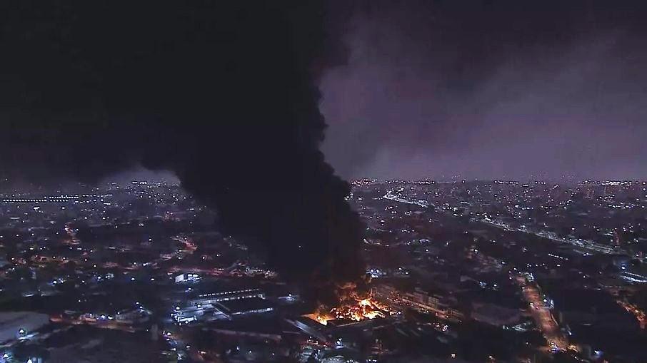 Incêndio de grandes proporções atinge galpão de reciclagem