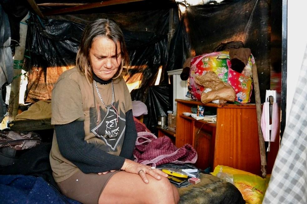 Mulher vive há quase dois anos em barraco de lona e improvisa fogueira para escapar do frio