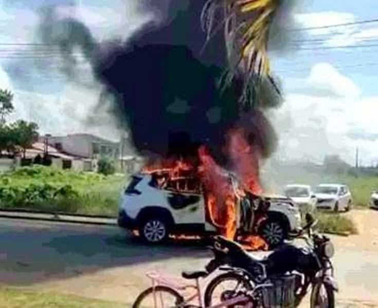 Carro pega fogo após acidente com motociclista em Guriri, no Norte do ES
