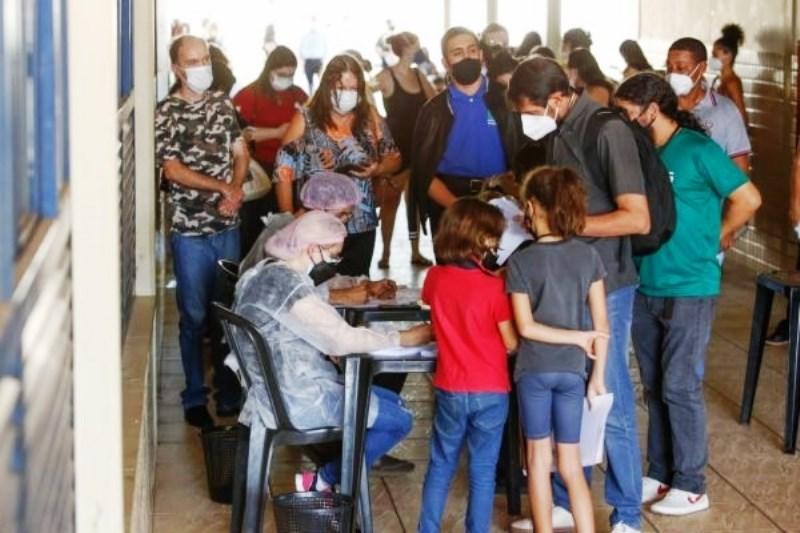 Após duas semanas em alta, média móvel de mortes por Covid-19 registra queda