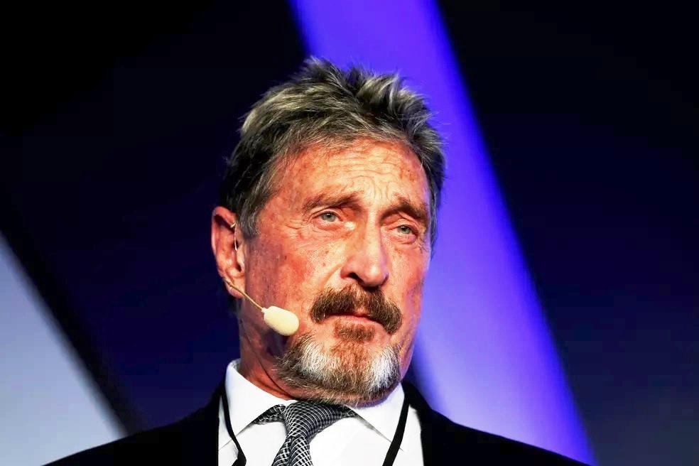 Corpo de John McAfee, criador do antivírus, continua em necrotério da Espanha um ano após sua morte