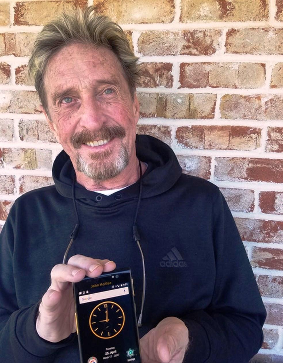 Corpo de John McAfee, criador do antivírus, continua em necrotério da Espanha um ano após sua morte