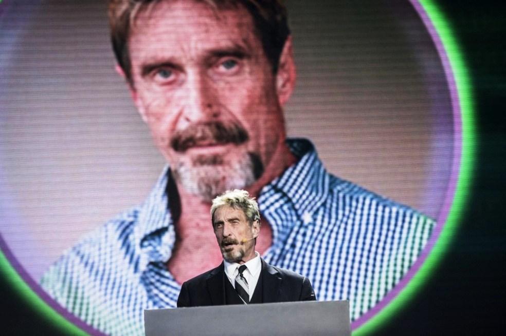 Corpo de John McAfee, criador do antivírus, continua em necrotério da Espanha um ano após sua morte