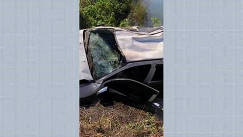 Carro desgovernado cai em represa e deixa casal feridos, em Rio Bananal, no ES