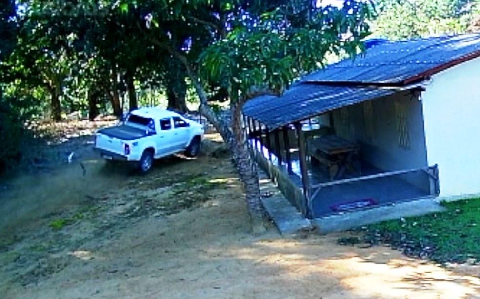 Carro desgovernado cai em represa e deixa casal feridos, em Rio Bananal, no ES